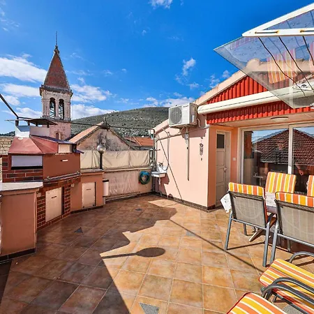 Gorgeous In Seget Donji With Wifi Vakantiehuis Trogir
